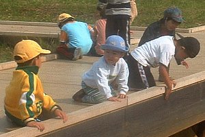 苫小牧川河川敷地で遊ぶ子供たち